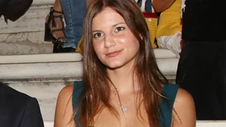 Η Αλίκη Καραμανλή με σέξι διαφάνεια | Η σπάνια εμφάνιση με τη μητέρα και τον αδερφό της