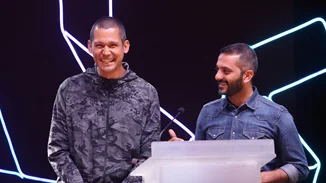 Ο Σωτήρης Κοντιζάς νανουρίζει τον γιο του Λεωνίδα Κουτσόπουλου με τον πιο επικό τρόπο