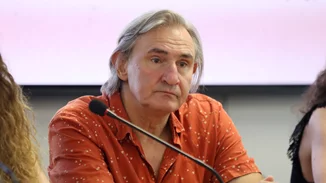 Σμαράγδα Σακελλαρίου | Η σπάνια εμφάνιση στο πλευρό του πατέρα της, Άκη Σακελλαρίου, με εφαρμοστό φόρεμα με σέξι cut outs