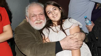 Ηλέκτρα, Μάγια και Αλέξανδρος Καζάκος | Τα παιδιά του Κώστα Καζάκου σε μία εξαιρετικά σπάνια δημόσια εμφάνιση με τη μητέρα τους, Τζένη Κόλλια