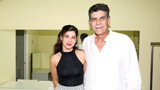 Γιάννης Μπέζος | "Μου πήρε χρόνο να ακούσω την κόρη μου, την άκουσα όταν πια είχε φύγει από το σπίτι"