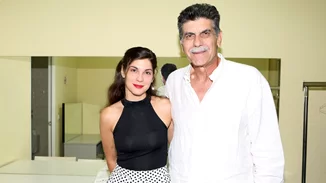 Σπάνιο στιγμιότυπο | Όταν η μικρούλα Ηρώ Μπέζου εμφανίστηκε στην τηλεοπτική σειρά "Εκείνες κι εγώ" με πρωταγωνιστή των πατέρα της, Γιάννη Μπέζο