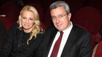 Σπάνια φωτογραφία του Νίκου Χατζηνικολάου με τα παιδιά του