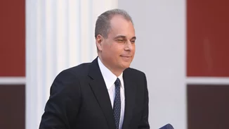 O Νίκος Στραβελάκης σε μία σπάνια δημόσια εμφάνιση με τη σύζυγό του και τον 17χρονο γιο τους, Άρη