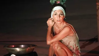 Δήμητρα Παπαδήμα | Ποζάρει με την κούκλα κόρη της στη θάλασσα