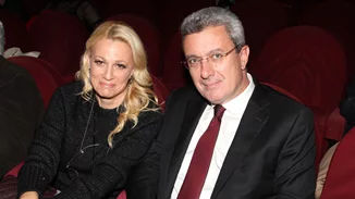 Ο Νίκος Χατζηνικολάου σε μία σπάνια δημόσια εμφάνιση με τη σύζυγό του, Κρίστη Τσολακάκη