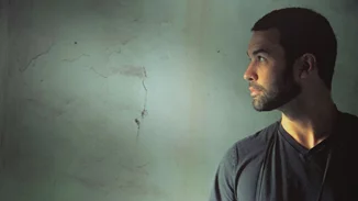 Κωνσταντίνος Μουσούλης | Ο γιος της Αγγελικής Νικολούλη είναι ένας γοητευτικός και μυστηριώδης καλλιτέχνης