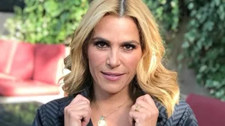 Η Τζένη Μπότση πήγε στο κομμωτήριο με την 3χρονη κόρη της, Αλίκη | Τα μακριά, χρυσαφένια μαλλιά της μικρής και η αναμονή της ηθοποιού