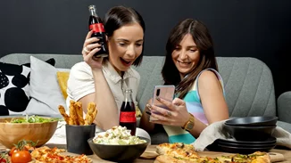 Η δική μου μαγική Κυριακή έχει binge-watch σειράς παρέα με την κολλητή