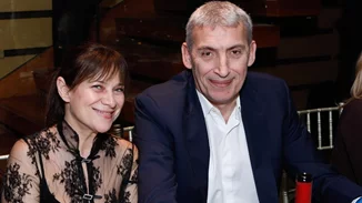 Η 26χρονη κόρη του Παναγιώτη Φασούλα, Μαριέλλα Φασούλα, ποζάρει με μαύρο μπικίνι στην παραλία