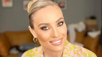 Ελεονώρα Μελέτη | Η Αλεξάνδρα της παίζει πιάνο στο (ατελείωτο) μπαλκόνι του σπιτιού τους