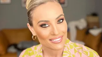 Αλεξάνδρα Μαροσούλη | Η κόρη της Ελεονώρας Μελέτη είναι το πιο stylish κορίτσι της παραλίας - Το χαριτωμένο ροζ καφτάνι και οι φούξια σαγιονάρες