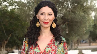 Η Δώρα Χρυσικού μιλάει για την περιπέτειά της με τον καρκίνο | "Από σήμερα στη σειρά θα παίζω με τα φυσικά μου μαλλιά και αυτή η αλλαγή σηματοδοτεί πολλά..."