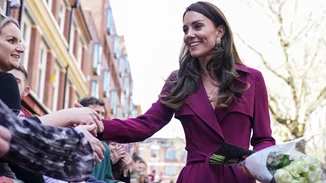 Λίγο πριν την τελετή στέψης, η Kate Middleton κοντά σε τοπική κοινότητα για μωρά