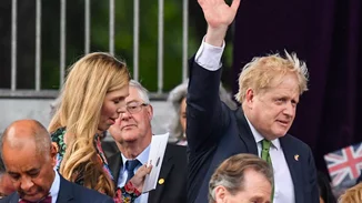 Carrie Johnson | Στο πλευρό του συζύγου της, Boris Johnson, μαζί με την 7 μηνών κόρη τους τη στιγμή της παραίτησής του
