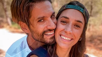 Γιώργος Καράβας και Ραφαέλα Ψαρρού | Ο γιος τους, Φίλιππος, έβαψε τα μαλλιά του κατακόκκινα