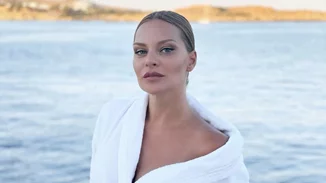 Στη Μύκονο μαζί με τη μονάκριβη κόρη της, Ελένη | Η Υβόννη Μπόσνιακ ποζάρει με μπικίνι και μας χαρίζει λίγες ακόμη στιγμές καλοκαιριού