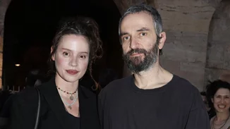 Ο Άρης Σερβετάλης με τη γοητευτική σύζυγό του, Έφη Μπίρμπα, στην Επίδαυρο | Η σπάνια δημόσια εμφάνιση