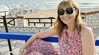 Η Μάρα Ζαχαρέα ποζάρει με τιρκουάζ μπικίνι και μαύρα γυαλιά ηλίου στην πιο καλοκαιρινή της φωτογραφία ever