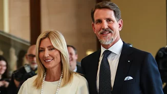 Η Marie Chantal φωτογραφίζει τον Παύλο Γλύξμπουργκ μπροστά από το ηλιοβασίλεμα | Το ρομαντικό στιγμιότυπο από τις καλοκαιρινές τους διακοπές στην Ελλάδα