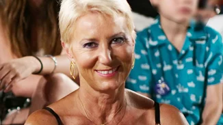 Λιτή και κομψή | Η βραδινή εμφάνιση της Νατάσας Παζαΐτη με λευκό σακάκι και ψηλές πλατφόρμες