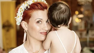 Η Πέννυ Μπαλτατζή βάπτισε την ενός έτους κόρη της | Το όνομα που πήρε και οι υπέροχες φωτογραφίες από το μυστήριο