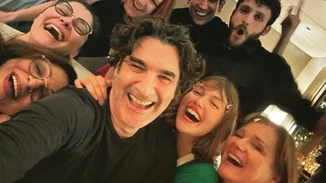 Χριστόφορος Παπακαλιάτης - Κλέλια Ανδριολάτου | Έβαλαν τα μαγιό τους και βούτηξαν στη θάλασσα για τις ανάγκες του Maestro