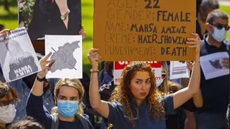 Μαρτυρία-σοκ Ιρανής ποιήτριας | Μου έδεσαν μάτια και χέρια και με άφησαν σε απομόνωση 38 ημέρες