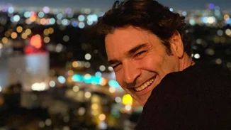 Ο Χριστόφορος Παπακαλιάτης φωτογραφίζεται αγκαλιά με ένα νεογέννητο μωρό και κάνει το καλύτερο σπόιλερ για τη δεύτερη σεζόν του "Maestro"