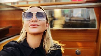 Ρούλα Ρέβη | Ποζάρει με ολόλευκο ψηλόμεσο μπικίνι και αποδεικνύει πως έχει στιλ ακόμη και στην παραλία