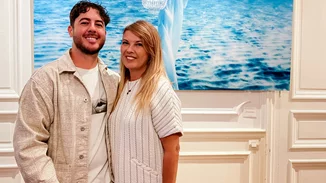 32 χρόνια πριν | Ο Μιχαήλ Βαρθακούρης στην αγκαλιά της μαμάς του, Σοφίας Αλιμπέρτη