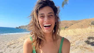 Η Χριστίνα Χειλά Φαμέλη ποζάρει φορώντας μόνο το μπικίνι της, στην πιο χαρούμενη φωτογραφία ever