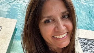 Η Βάσω Γουλιελμάκη ποζάρει πάνω σε μία ξύλινη κούνια φορώντας μόνο το μπικίνι της | Το υπέροχο φωτογραφικό άλμπουμ από τις διακοπές της στην Κω