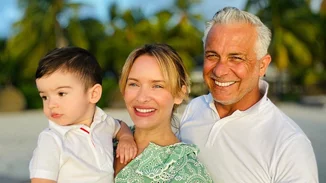 Μία ευτυχισμένη, τετραμελής οικογένεια | Η Anita Brand και ο Χάρης Χριστόπουλος σε μία σπάνια δημόσια εμφάνιση με τα παιδιά τους