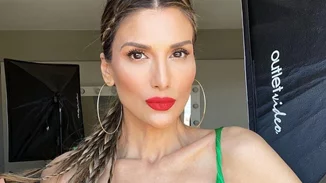 Ρούλα Σταματοπούλου | Ποζάρει με μαγιό κρατώντας στην αγκαλιά της των τριών μηνών γιο της