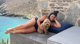 Δανάη Μπάρκα | Καλύπτει το σώμα της μονάχα με ένα ψάθινο καπέλο και βάζει "φωτιά" στο Instagram