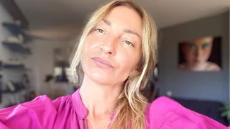 14 χρόνια πριν | Η Ρούλα Ρέβη με καστανά μαλλιά, κρατάει από το χέρι τον σύντροφό της, Αποστόλη Τότσικα, δείχνοντας πιο ερωτευμένη από ποτέ