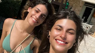 Δανάη Παππά - Χριστίνα Χειλά Φαμέλη | Οι πρωταγωνίστριες του "Σασμού" ποζάρουν με μαγιό και τα likes "πέφτουν βροχή"