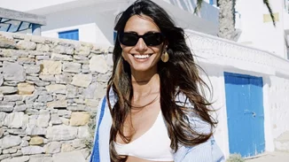 Η Ηλιάνα Παπαγεωργίου φόρεσε το χρώμα μαγιό που αναδεικνύει στο έπακρον τις μαυρισμένες επιδερμίδες