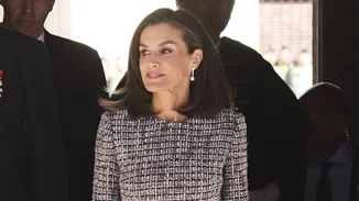 Η Βασίλισσα Letizia στο Παρίσι | Το french - inspired χτένισμά της που αναδεικνύει κάθε summer dress