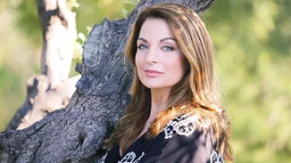 34 χρόνια πριν | Η μελαχρινή Άντζελα Γκερέκου ποζάρει στον φωτογραφικό φακό πιο όμορφη και σαγηνευτική από ποτέ