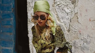 "Strawberry milk nails" | Όλες οι διάσημες Ελληνίδες που προτιμούν το πιο viral μανικιούρ για καλοκαίρι