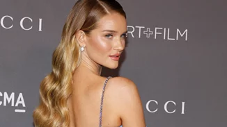 "Peach Fuzz" manicure | To χρώμα της χρονιάς δείχνει "ακριβό" στα νύχια μας