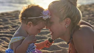 Μαντώ Γαστεράτου | Η κόρη της, Κυβέλη, έγινε ενός έτους - Οι γλυκές φωτογραφίες από το πάρτι της στη θάλασσα και οι τρυφερές ευχές