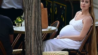 Αντωνία Καλλιμούκου | Σε προχωρημένη εγκυμοσύνη στο κέντρο της Αθήνας - Με λευκό φόρεμα και μπαλαρίνες