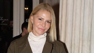 "Η επίθεση του γιγαντιαίου μουσακά" | Η 25χρονη Τζένη Μπαλατσινού πρωταγωνιστεί στην πιο διαστημική ταινία των '90s