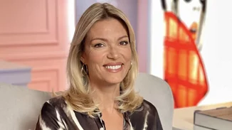 Η Βίκυ Καγιά ποζάρει άβαφη, στο κρεβάτι της, φορώντας γυαλιά μυωπίας και πιτζάμες