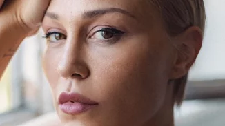 Η Πηνελόπη Αναστασοπούλου αγαπά τις καμπύλες της | Δείτε την να ποζάρει με ολόσωμο, μακρυμάνικο μαγιό