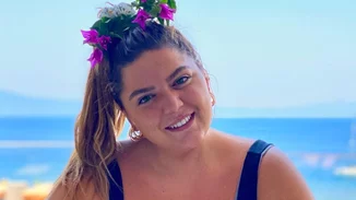 Δανάη Μπάρκα | Φωτογραφίζεται με μαντήλι στα μαλλιά, δίπλα στην Ολυμπία Κρασαγάκη, στηρίζοντας τη μάχη της με τον καρκίνο