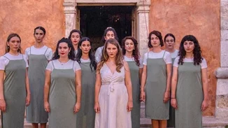 Το ανατριχιαστικό βίντεο με τις "Chores" να τραγουδούν για τα παιδιά που έχασαν τη ζωή τους στα Τέμπη